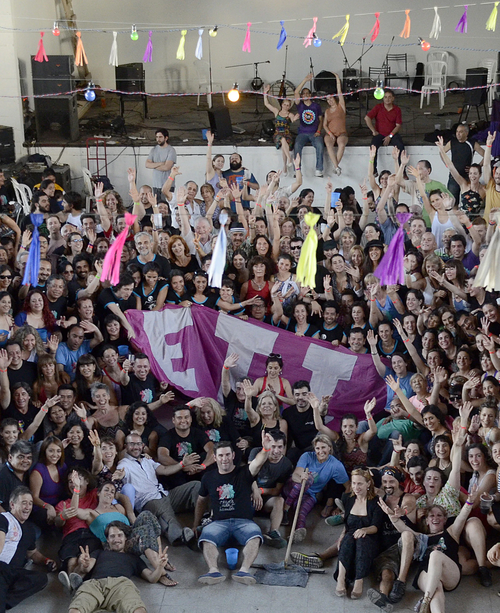 ETIan@s con la bandera del ETI en el BraguETI 2016